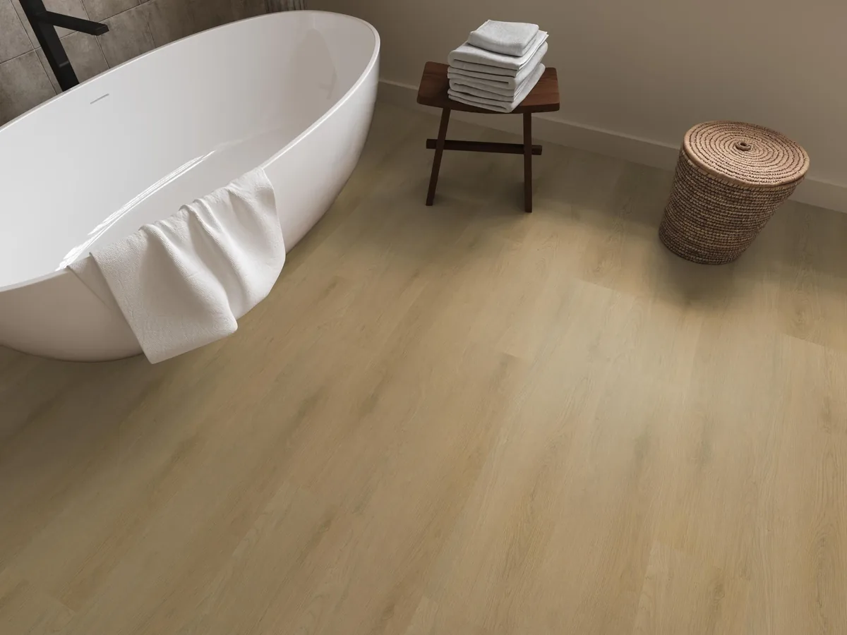 Merton / Navaro light oak, klik pvc in een badkamer, met een vrijstaand bad en een rieten wasmand