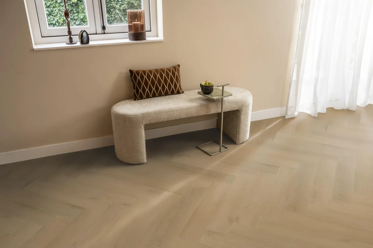 Merton / Navaro Light oak, visgraat klik pvc in een hal, met een bankje onder het raam en zonlicht over de vloer