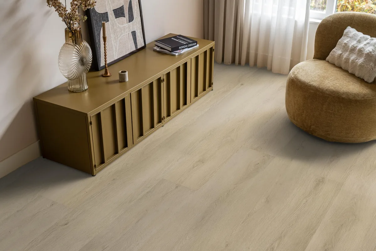 Mayfair / Marento warm oak, EVC-vloer in een woonkamer, met een okergeel dressoir en een ronde fauteuil