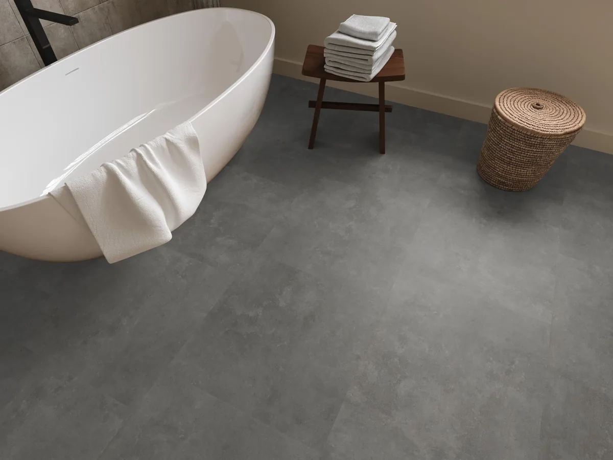Victoria / Ceramo grey, klik pvc in een badkamer, met een vrijstaand bad en een rieten wasmand