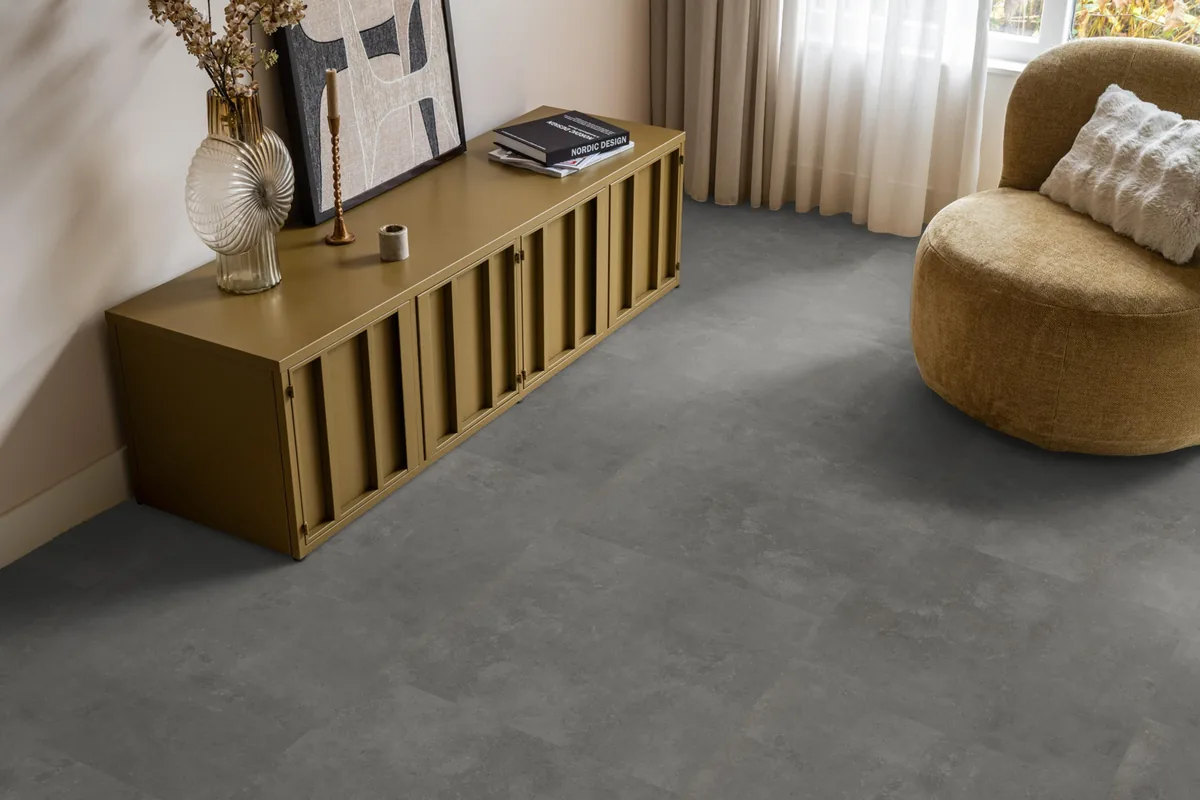 Victoria / Ceramo grey, klik pvc in een woonkamer, met een okergeel dressoir en een ronde fauteuil