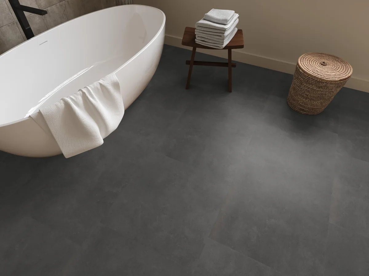 Victoria / Ceramo anthracite, klik pvc in een badkamer, met een vrijstaand bad en een rieten wasmand