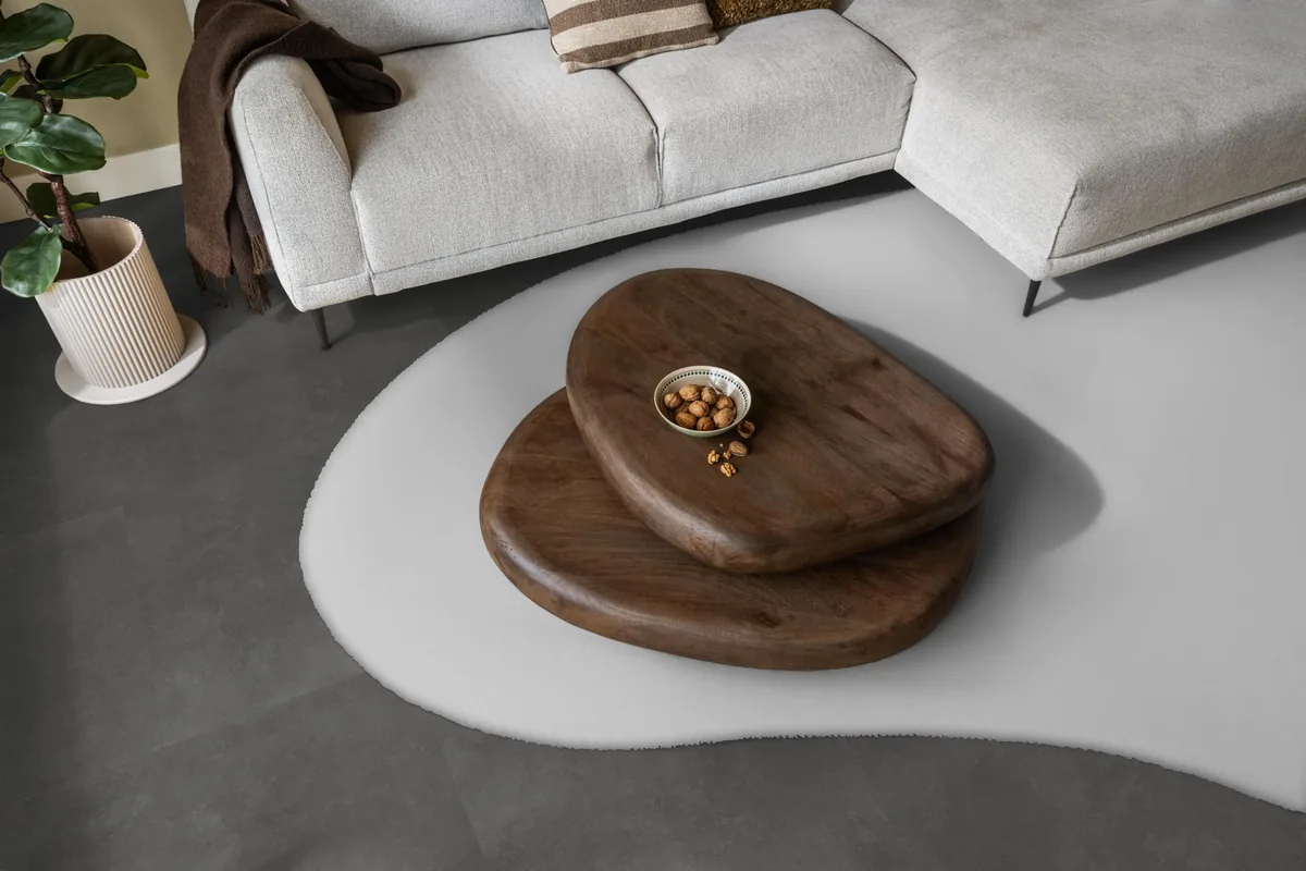 Victoria / Ceramo anthracite, klik pvc in een woonkamer, met een lichte hoekbank en een wit vloerkleed