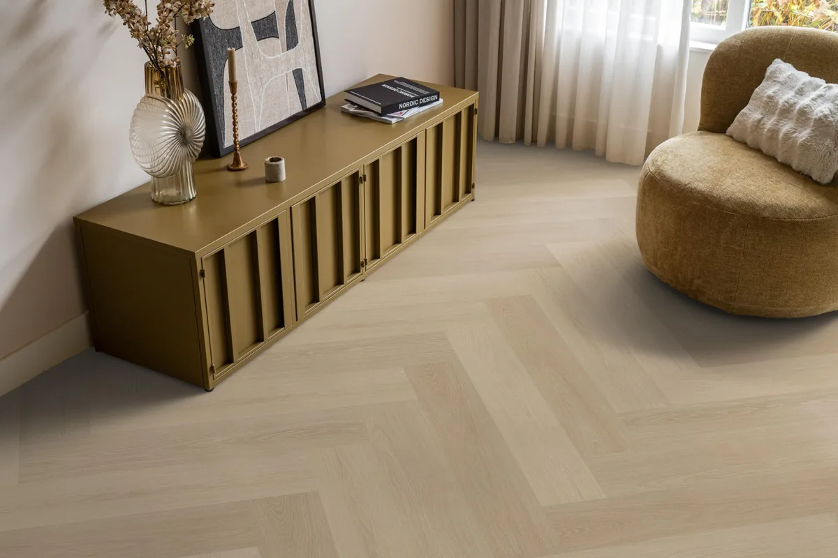 Brentford / Soleno Natural, visgraat klik pvc in een woonkamer, met een okergeel dressoir en een ronde fauteuil
