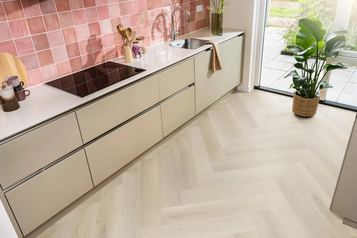 Mayfair / Marento light oak, EVC-vloer in een keuken met een roze tegelwand en openslaande tuindeuren