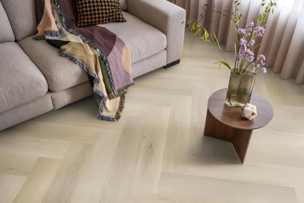 Mayfair / Marento light oak, EVC-vloer in een woonkamer, met een beige bank en een ronde bijzettafel met bloemen