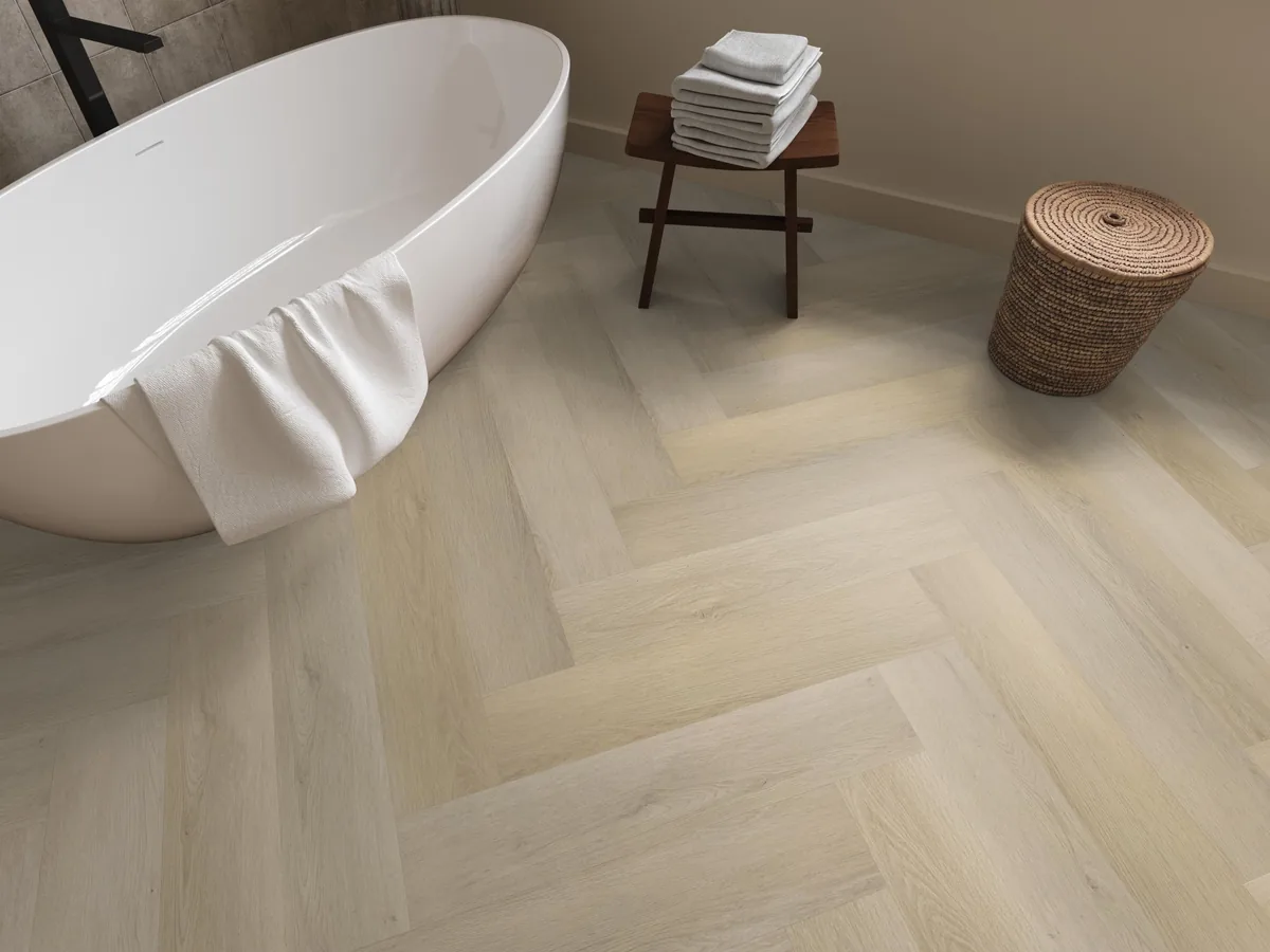 Mayfair / Marento light oak, EVC-vloer in een badkamer, met een vrijstaand bad en een rieten wasmand