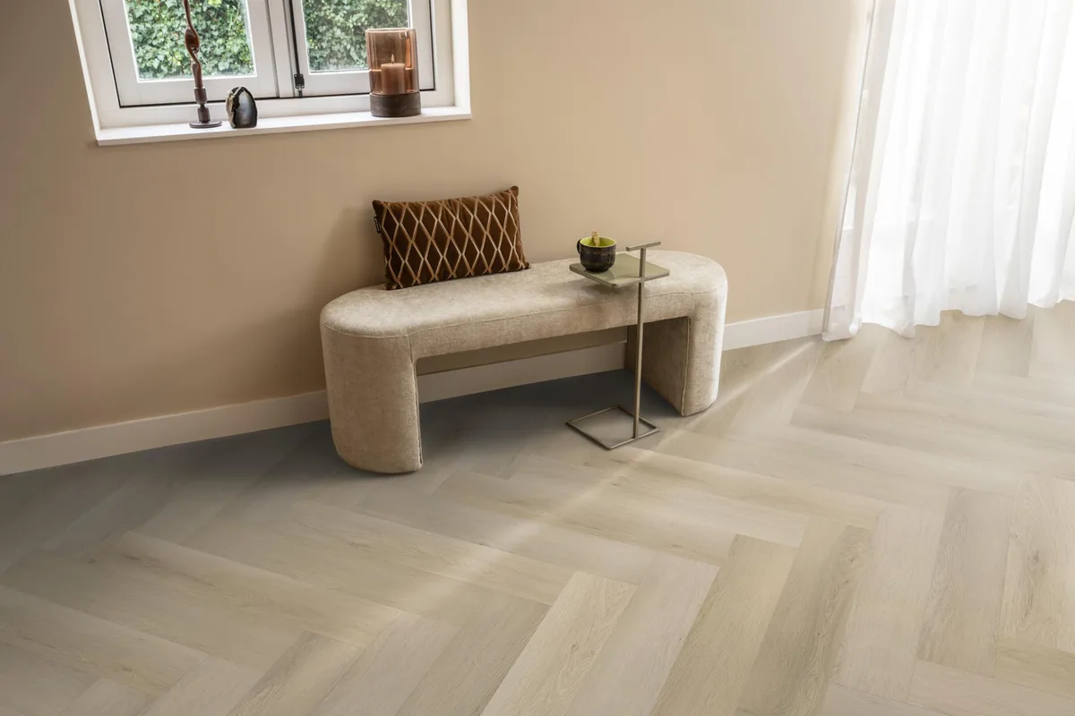 Mayfair / Marento light oak, EVC-vloer in een hal, met een bankje onder het raam en zonlicht over de vloer