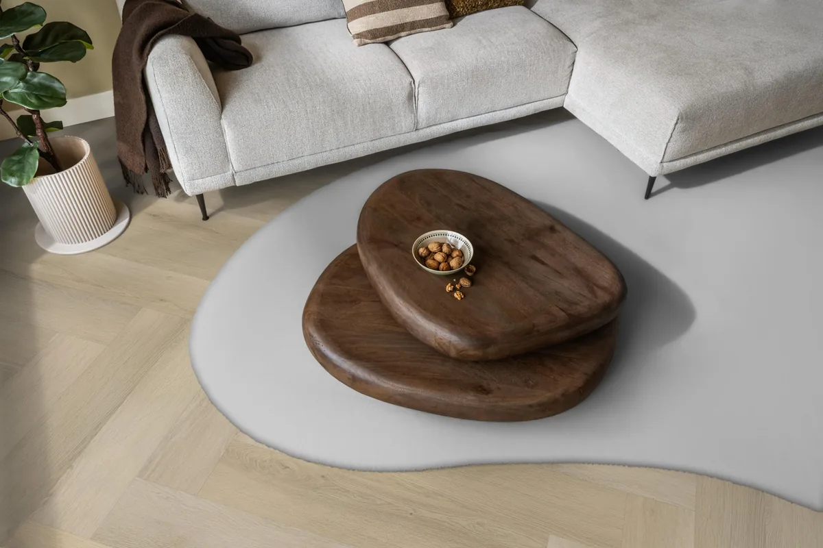 Mayfair / Marento light oak, EVC-vloer in een woonkamer, met een lichte hoekbank en een wit vloerkleed