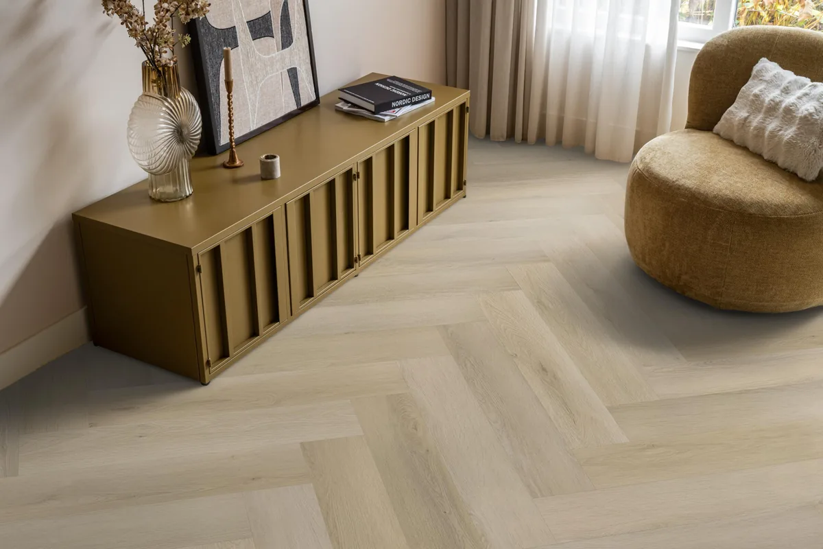 Mayfair / Marento light oak, EVC-vloer in een woonkamer, met een okergeel dressoir en een ronde fauteuil