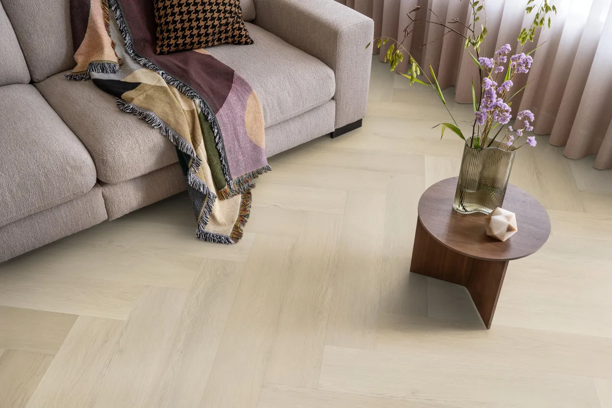 Mayfair / Marento beige, EVC-vloer in een woonkamer, met een beige bank en een ronde bijzettafel met bloemen