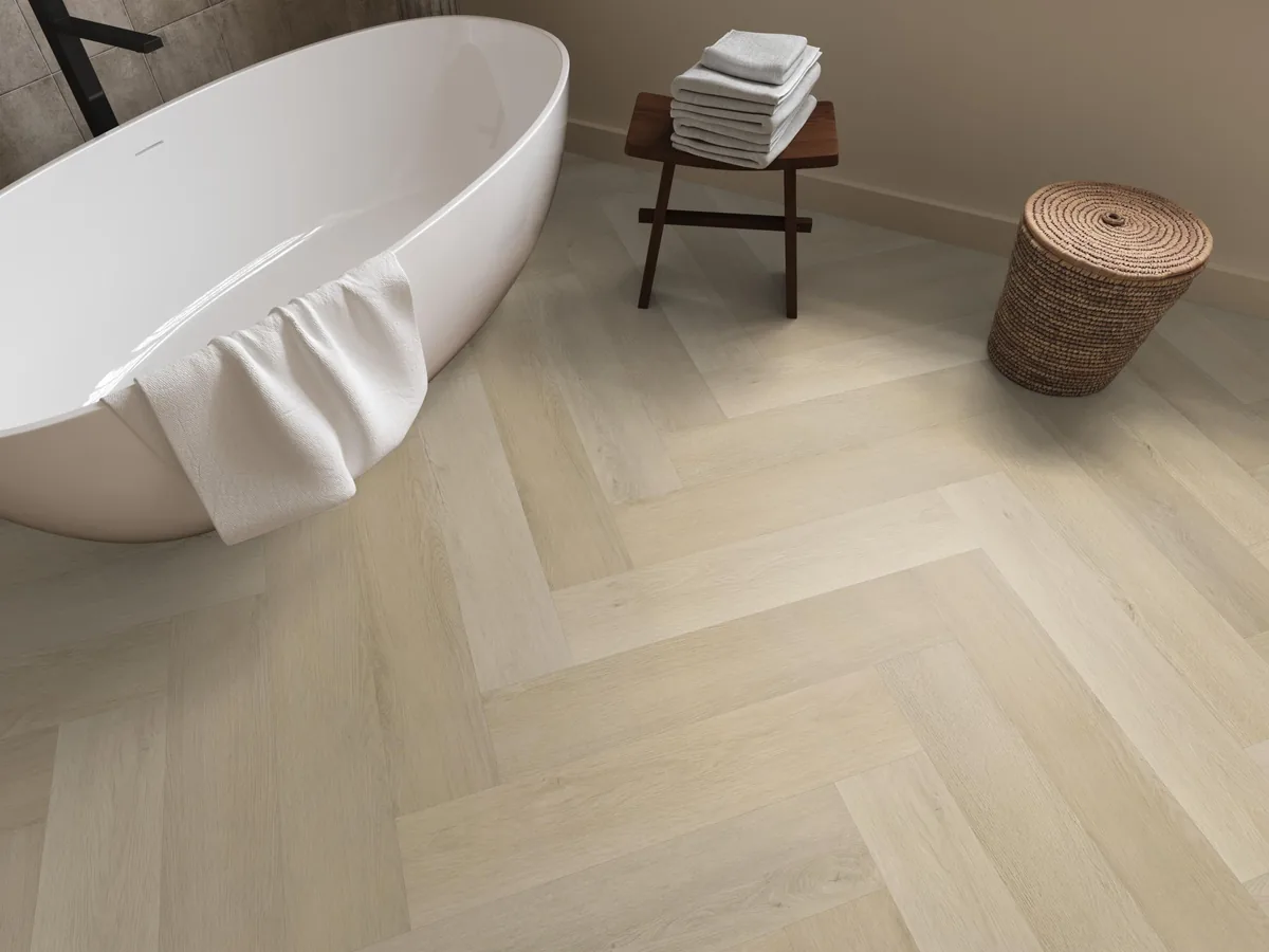 Mayfair / Marento beige, EVC-vloer in een badkamer, met een vrijstaand bad en een rieten wasmand