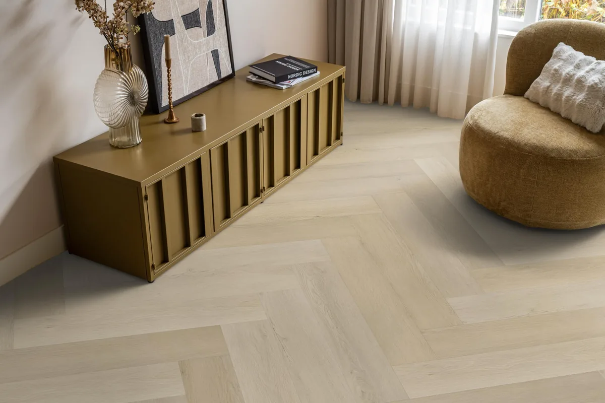 Mayfair / Marento beige, EVC-vloer in een woonkamer, met een okergeel dressoir en een ronde fauteuil