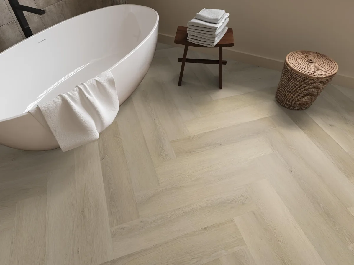 Mayfair / Marento warm oak, EVC-vloer in een badkamer, met een vrijstaand bad en een rieten wasmand