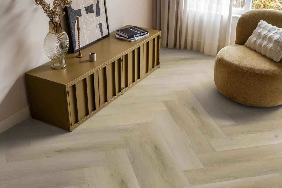 Mayfair / Marento warm oak, EVC-vloer in een woonkamer, met een okergeel dressoir en een ronde fauteuil