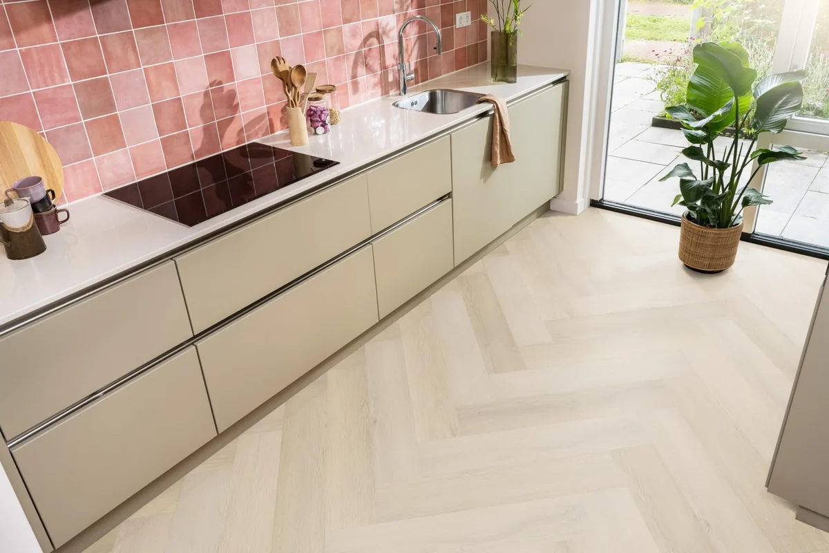 Mayfair / Marento Natural, EVC-vloer in een keuken met een roze tegelwand en openslaande tuindeuren
