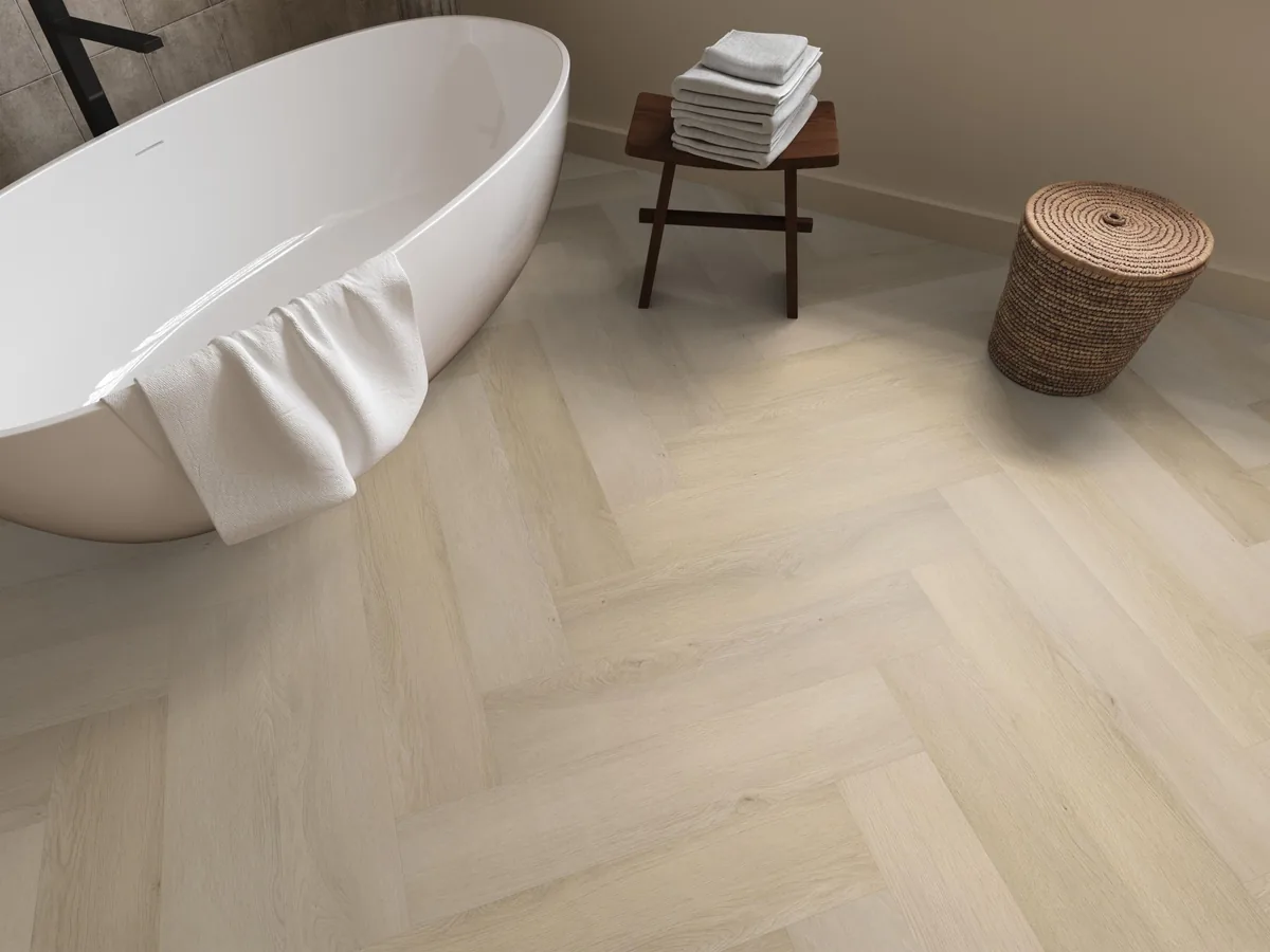 Mayfair / Marento Natural, EVC-vloer in een badkamer, met een vrijstaand bad en een rieten wasmand