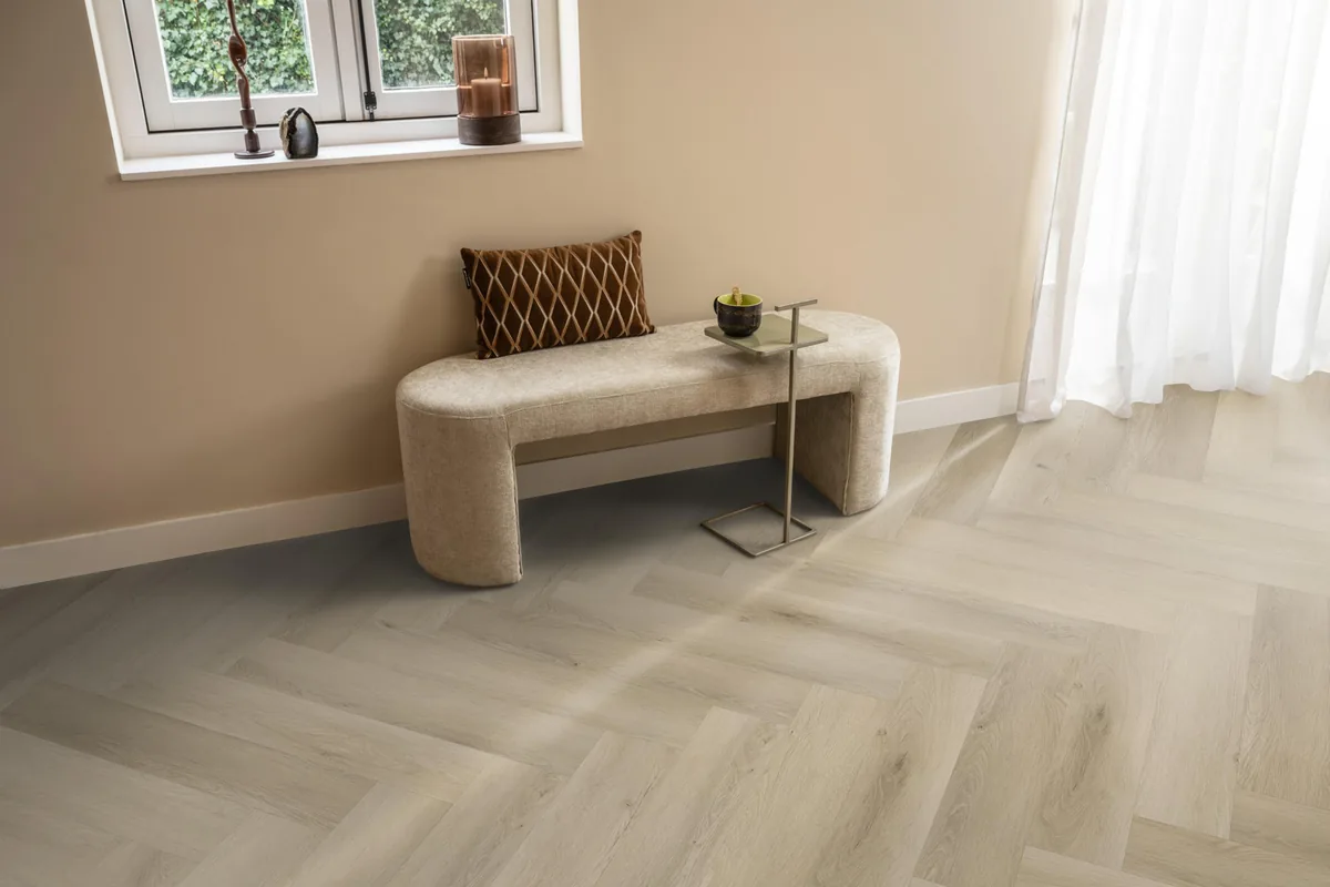 Mayfair / Marento Warm oak, EVC-vloer in een hal, met een bankje onder het raam en zonlicht over de vloer