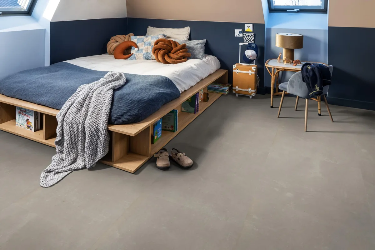 Westminster / Piero beige, klik pvc in een slaapkamer onder een schuin dak, met een houten bedombouw en sloffen ervoor