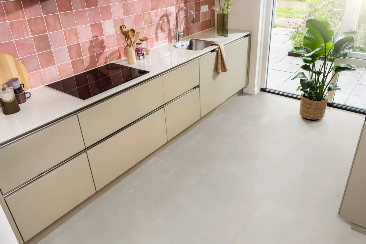 Westminster / Piero beige, klik pvc in een keuken met een roze tegelwand en openslaande tuindeuren