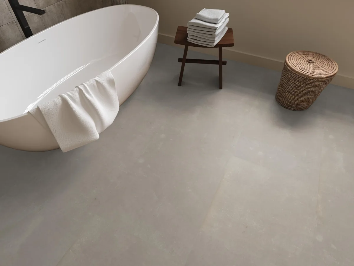 Westminster / Piero beige, klik pvc in een badkamer, met een vrijstaand bad en een rieten wasmand