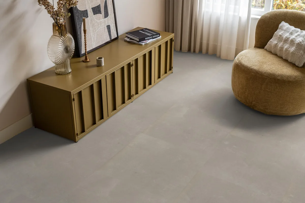 Westminster / Piero beige, klik pvc in een woonkamer, met een okergeel dressoir en een ronde fauteuil