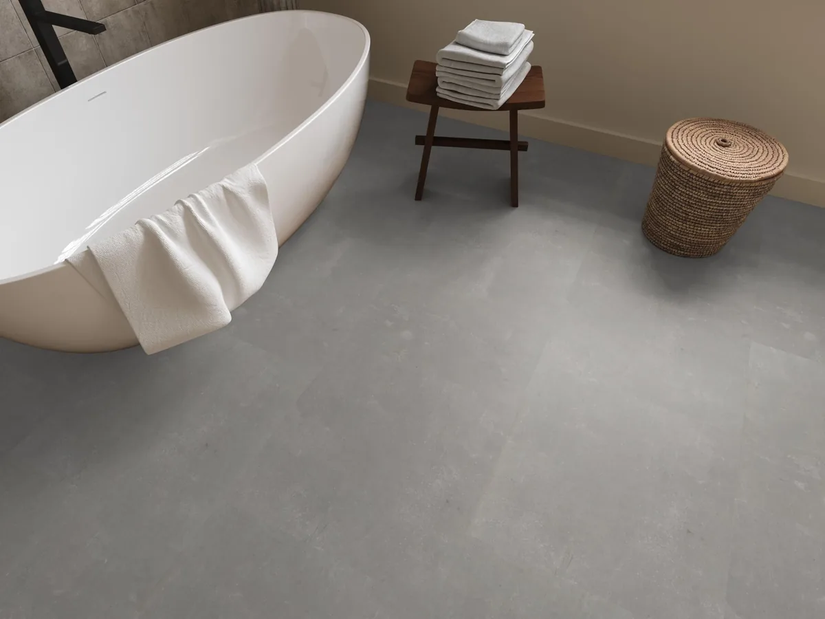 Westminster / Piero light grey, klik pvc in een badkamer, met een vrijstaand bad en een rieten wasmand