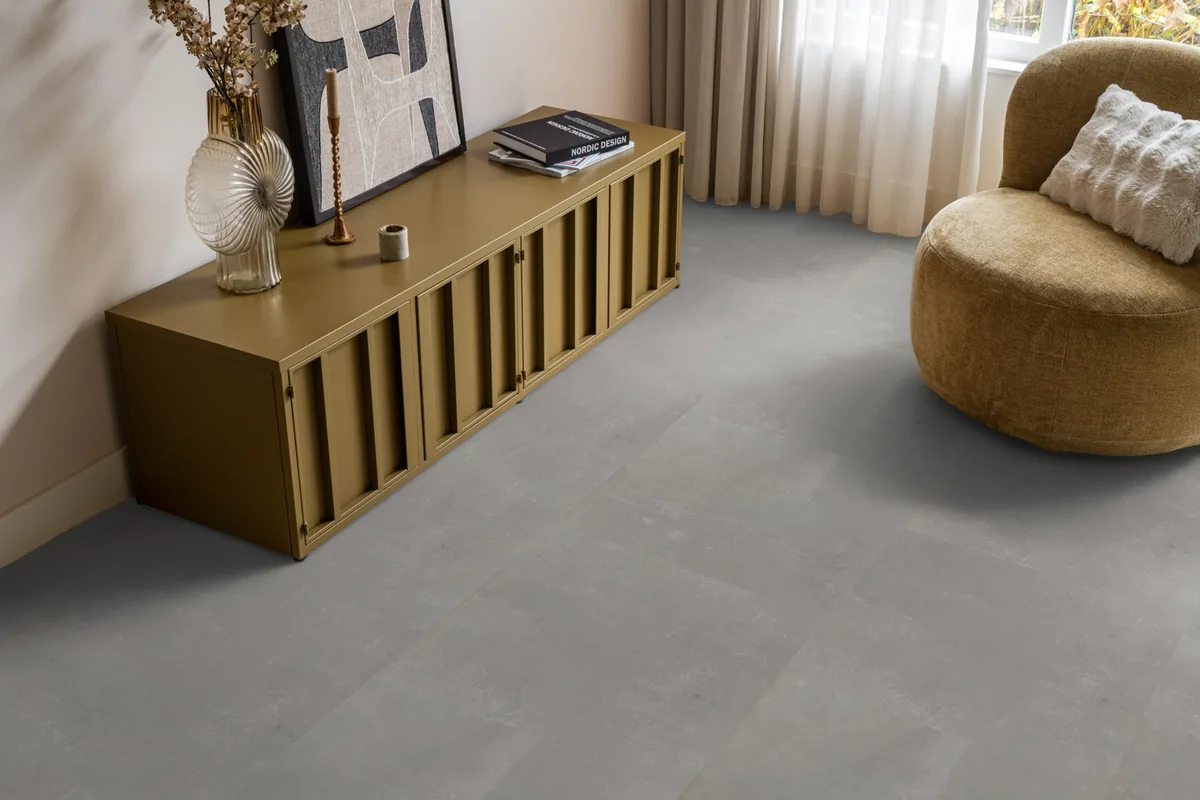 Westminster / Piero light grey, klik pvc in een woonkamer, met een okergeel dressoir en een ronde fauteuil