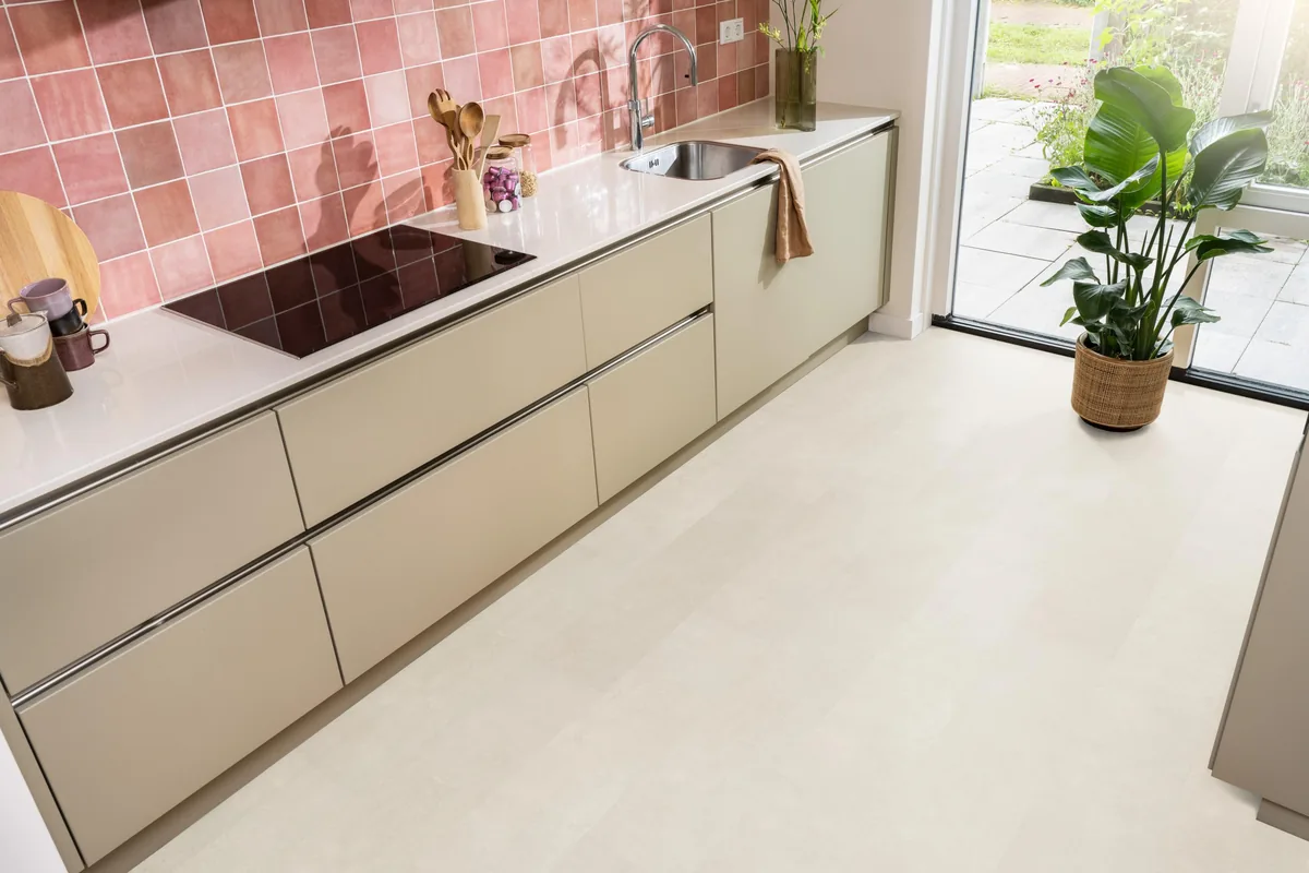 Finsbury / Viretto Beige, plak pvc in een keuken met een roze tegelwand en openslaande tuindeuren