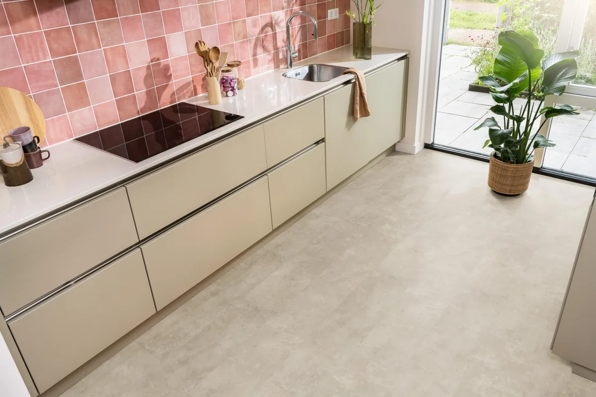 Finsbury / Viretto Sand, plak pvc in een keuken met een roze tegelwand en openslaande tuindeuren
