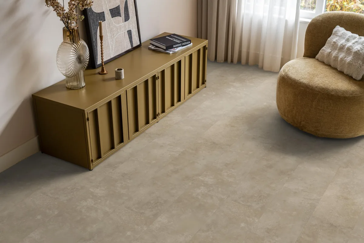 Finsbury / Viretto Sand, plak pvc in een woonkamer, met een okergeel dressoir en een ronde fauteuil