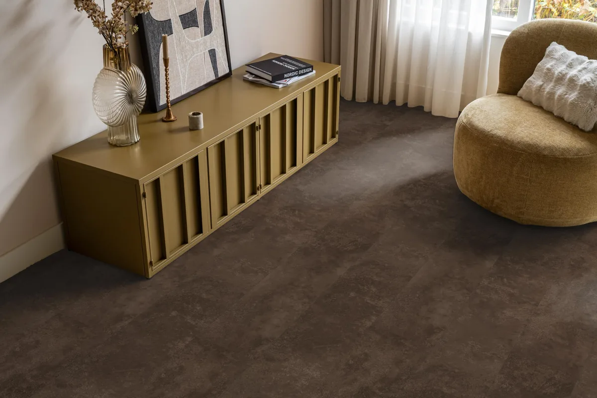 Finsbury / Viretto Brown, plak pvc in een woonkamer, met een okergeel dressoir en een ronde fauteuil
