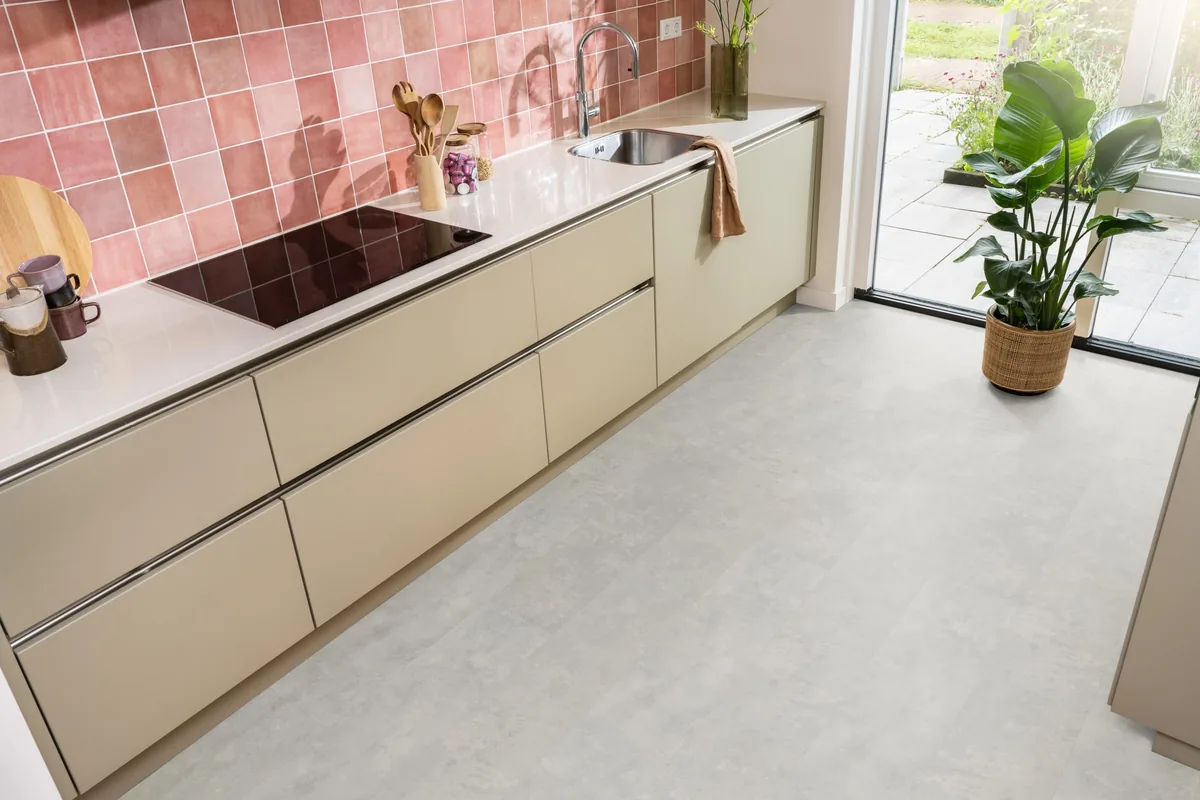 Finsbury / Viretto Light grey, plak pvc in een keuken met een roze tegelwand en openslaande tuindeuren
