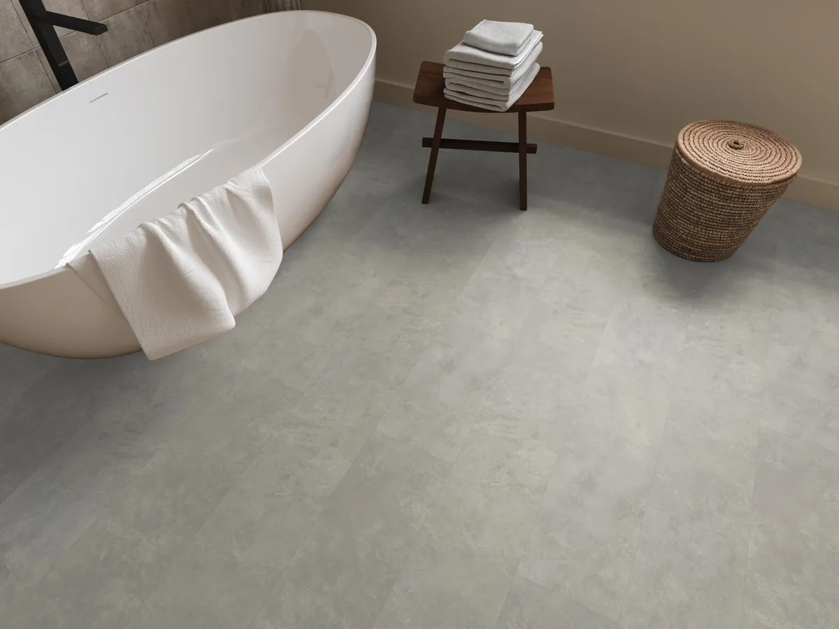 Finsbury / Viretto Light grey, plak pvc in een badkamer, met een vrijstaand bad en een rieten wasmand