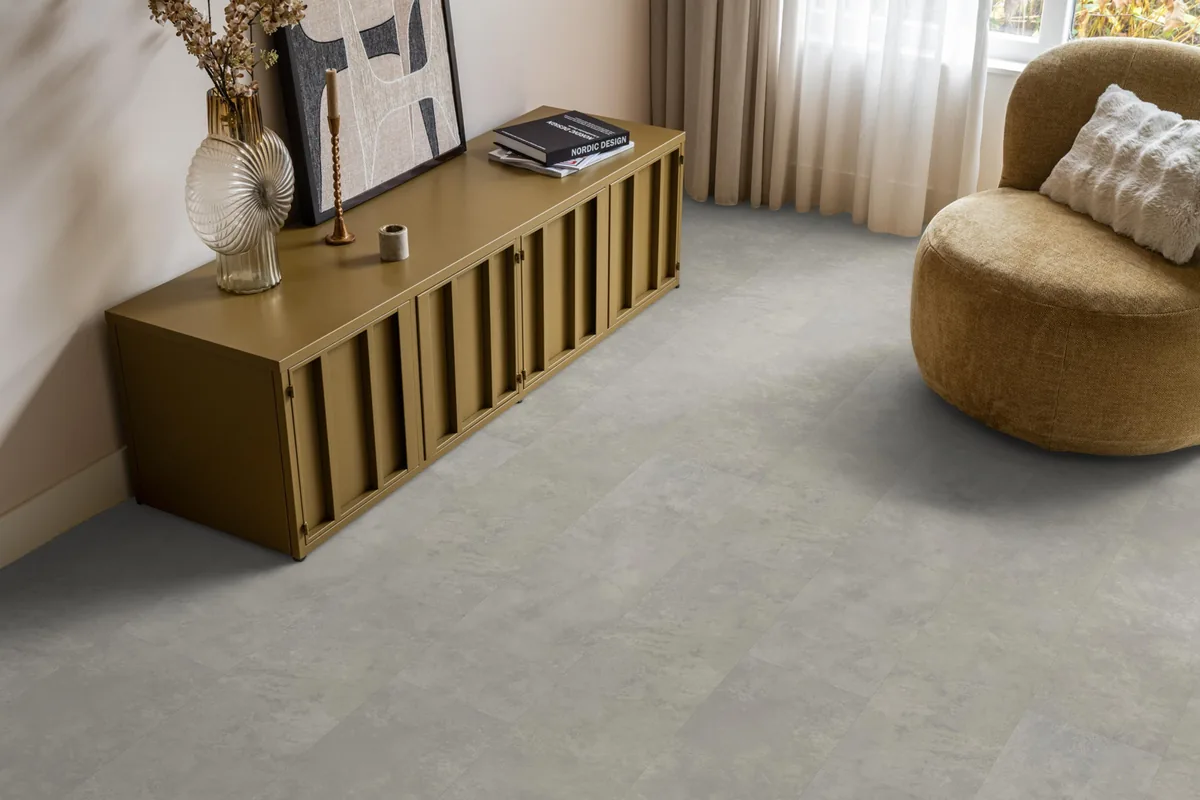 Finsbury / Viretto Light grey, plak pvc in een woonkamer, met een okergeel dressoir en een ronde fauteuil