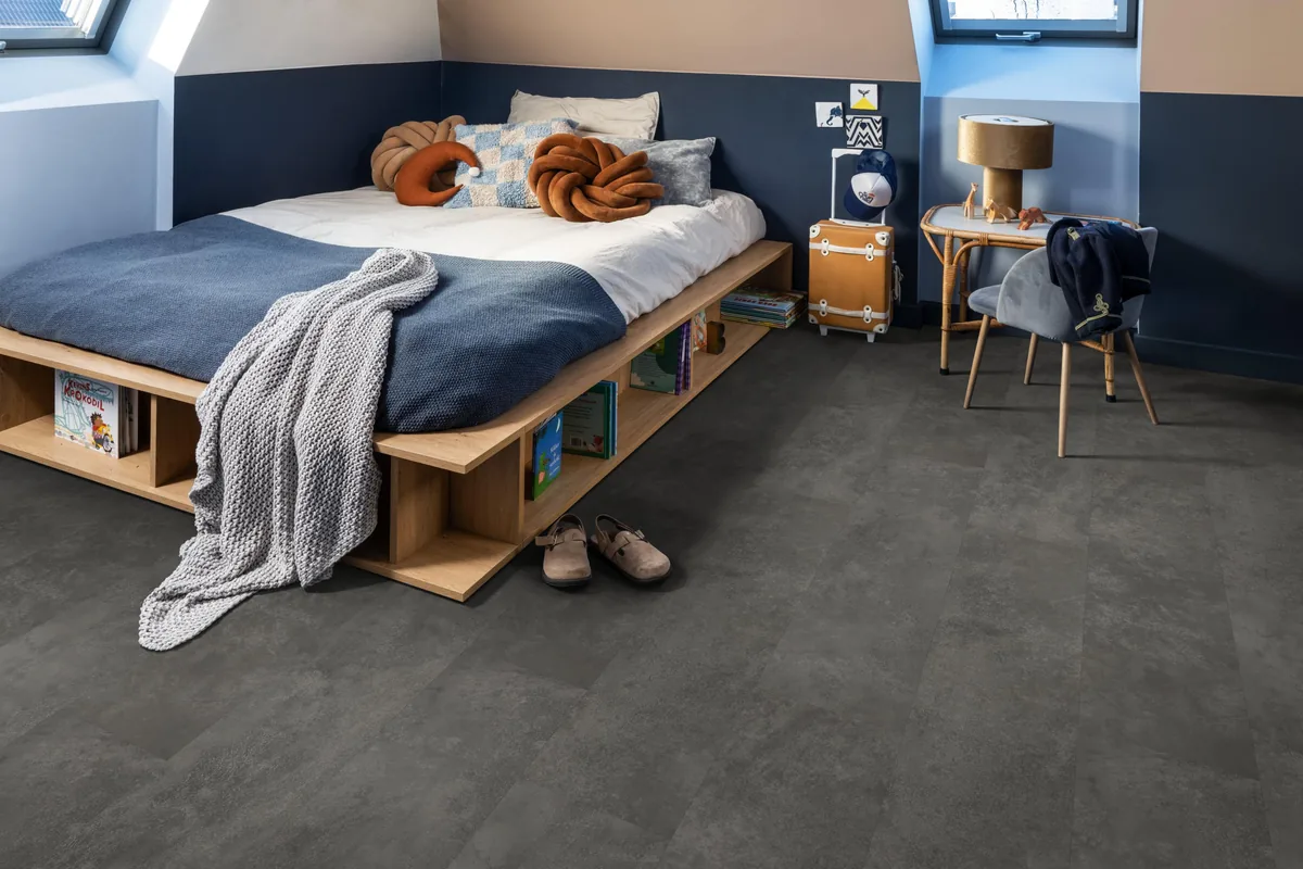 Finsbury / Viretto Grey, plak pvc in een slaapkamer onder een schuin dak, met een houten bedombouw en sloffen ervoor