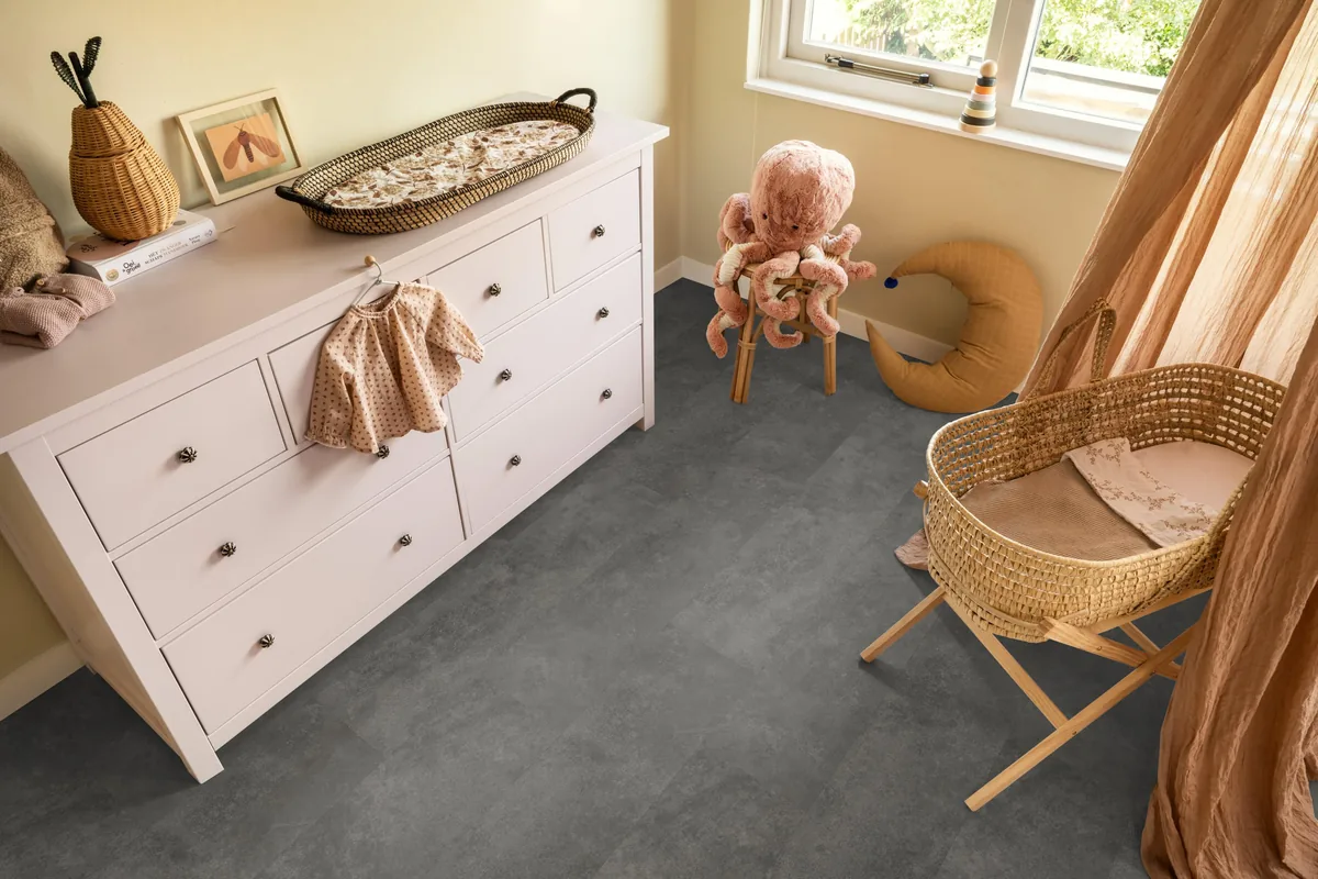 Finsbury / Viretto Grey, plak pvc in een babykamer, met een witte commode en een rieten wieg