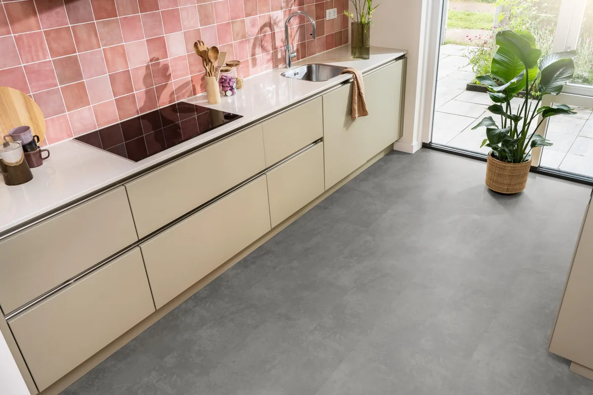 Finsbury / Viretto Grey, plak pvc in een keuken met een roze tegelwand en openslaande tuindeuren
