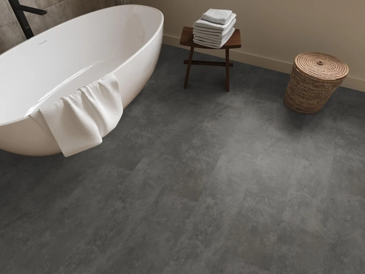 Finsbury / Viretto Grey, plak pvc in een badkamer, met een vrijstaand bad en een rieten wasmand