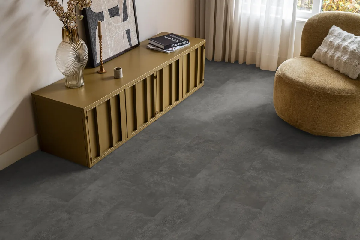 Finsbury / Viretto Grey, plak pvc in een woonkamer, met een okergeel dressoir en een ronde fauteuil
