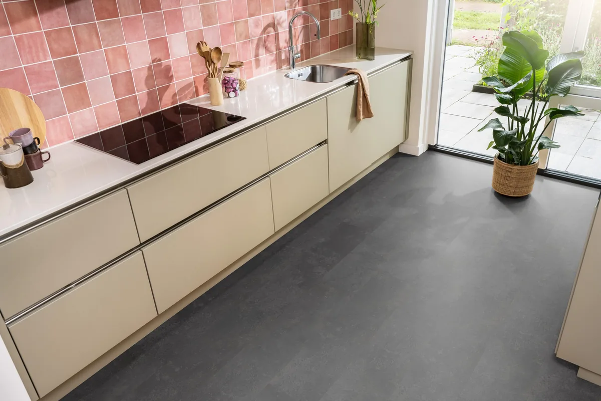 Finsbury / Viretto Anthracite, plak pvc in een keuken met een roze tegelwand en openslaande tuindeuren