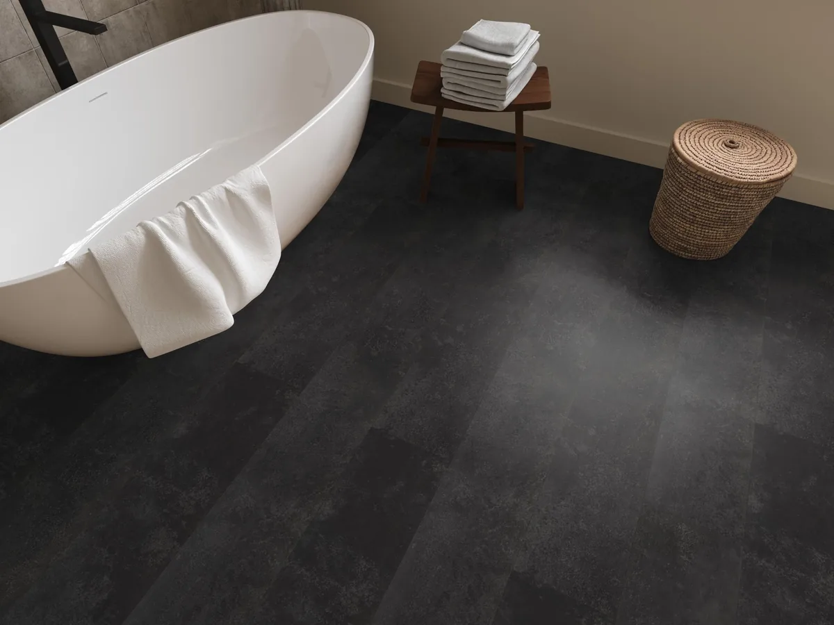Finsbury / Viretto Anthracite, plak pvc in een badkamer, met een vrijstaand bad en een rieten wasmand