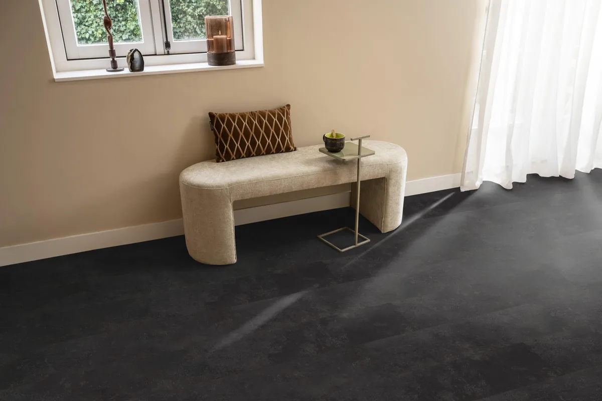 Finsbury / Viretto Anthracite, plak pvc in een hal, met een bankje onder het raam en zonlicht over de vloer