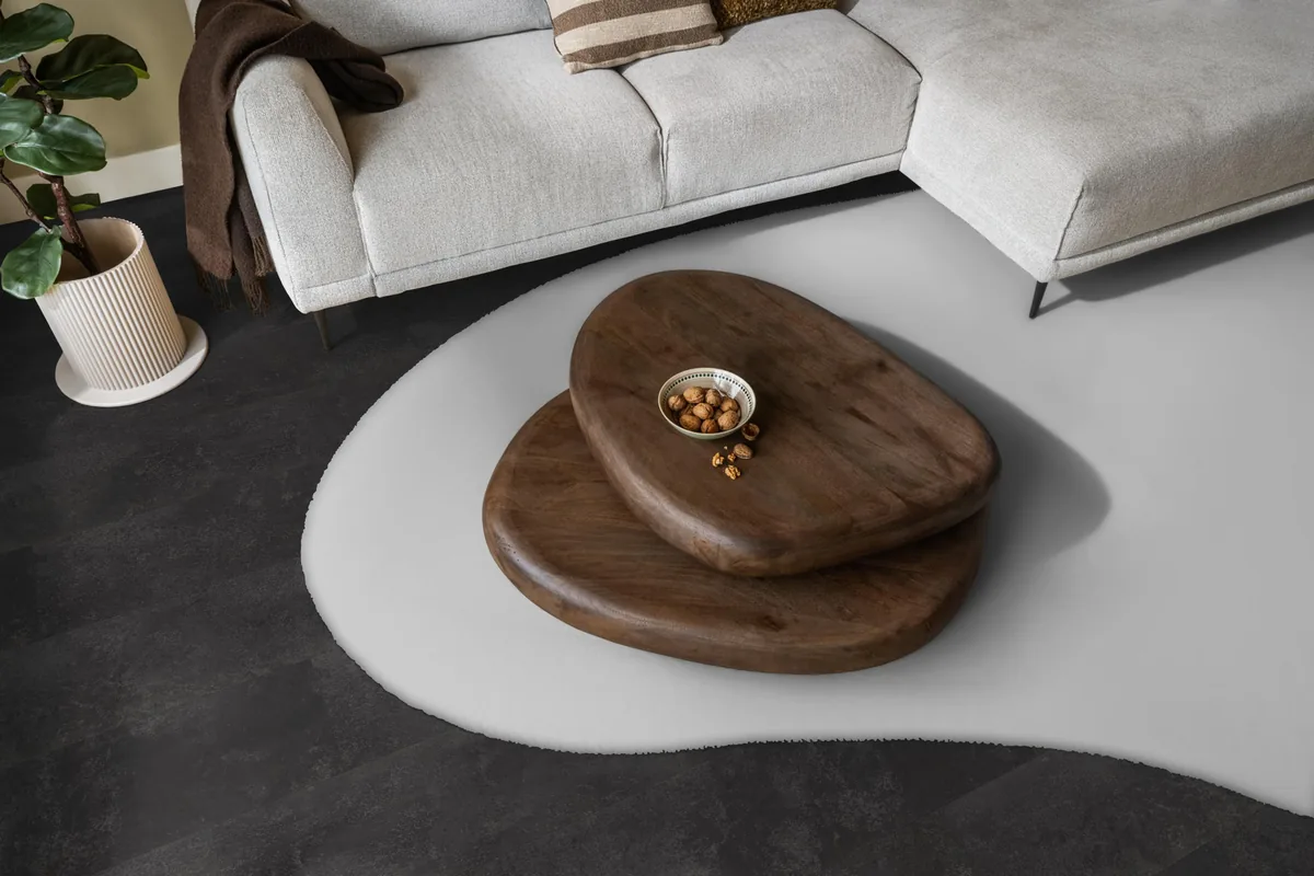 Finsbury / Viretto Anthracite, plak pvc in een woonkamer, met een lichte hoekbank en een wit vloerkleed