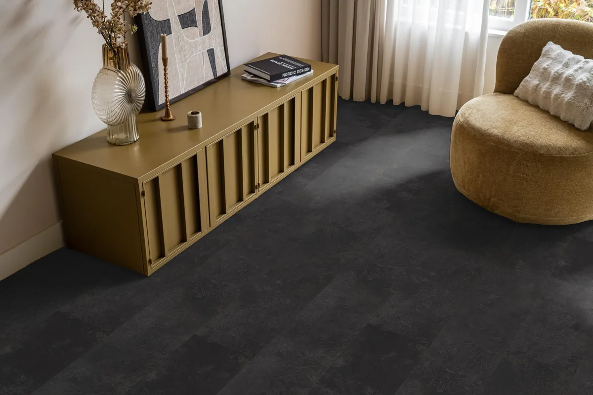Finsbury / Viretto Anthracite, plak pvc in een woonkamer, met een okergeel dressoir en een ronde fauteuil