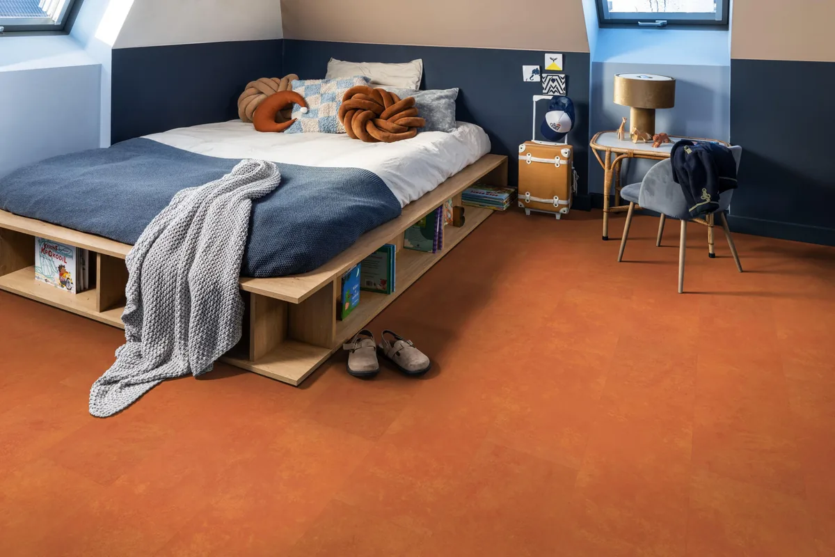 Finsbury / Viretto Orange, plak pvc in een slaapkamer onder een schuin dak, met een houten bedombouw en sloffen ervoor