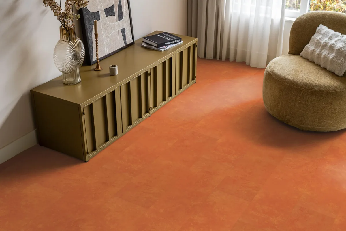 Finsbury / Viretto Orange, plak pvc in een woonkamer, met een okergeel dressoir en een ronde fauteuil