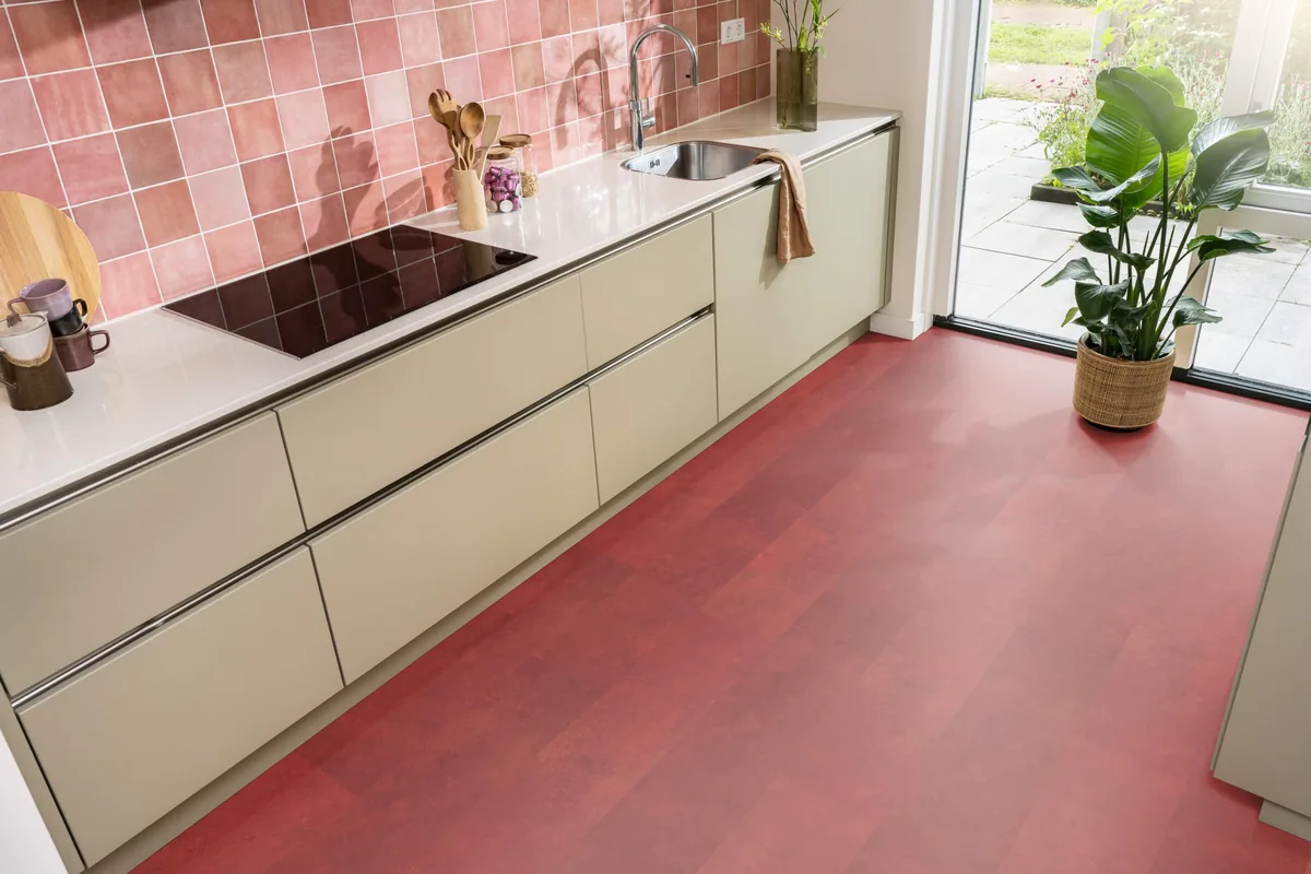 Finsbury / Viretto Red, plak pvc in een keuken met een roze tegelwand en openslaande tuindeuren
