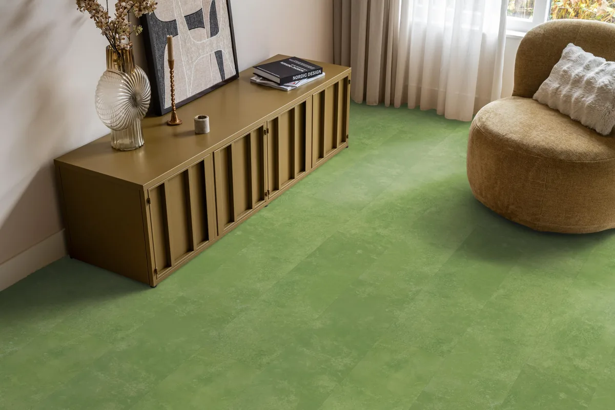 Finsbury / Viretto Green, plak pvc in een woonkamer, met een okergeel dressoir en een ronde fauteuil