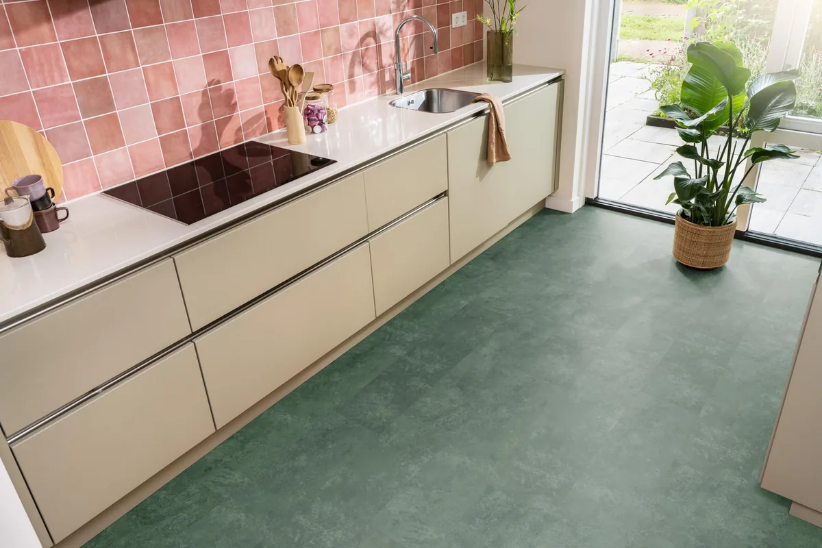 Finsbury / Viretto Dark green, plak pvc in een keuken met een roze tegelwand en openslaande tuindeuren